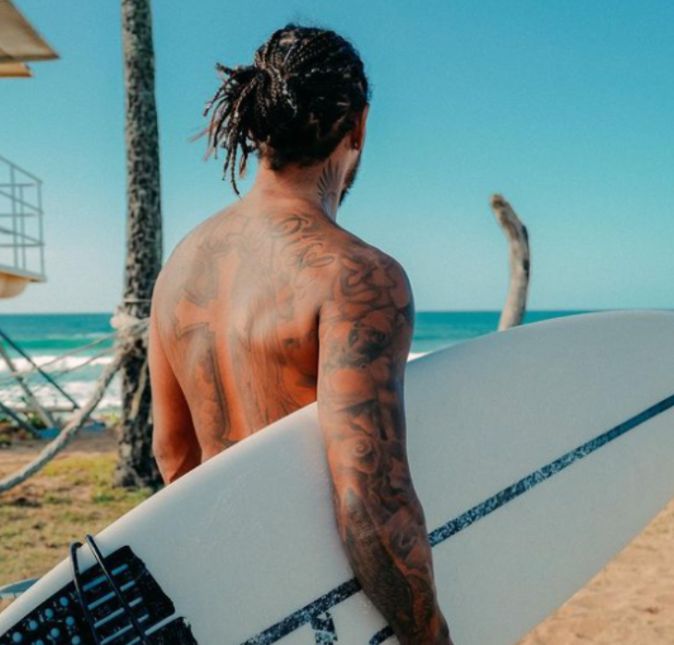 Vamos para a praia? Só se for agora, Lewis! Até de costas o piloto é um gato. Vamos para a praia? Só se for agora, Lewis! Até de costas o piloto é um gato.