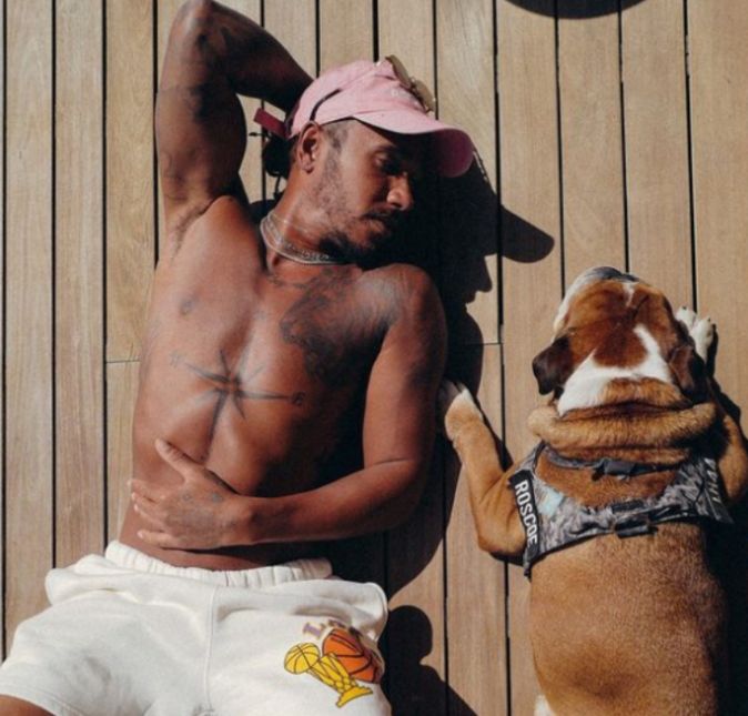 Mas lindo mesmo ele fica sem camisa e posando ao lado de Roscoe. Meu Deus... Mas lindo mesmo ele fica sem camisa e posando ao lado de Roscoe. Meu Deus...