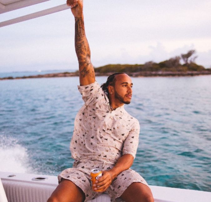 De bermudinha curtinha e camisa ele ele também fica lindíssimo, né!? De bermudinha curtinha e camisa ele ele também fica lindíssimo, né!?