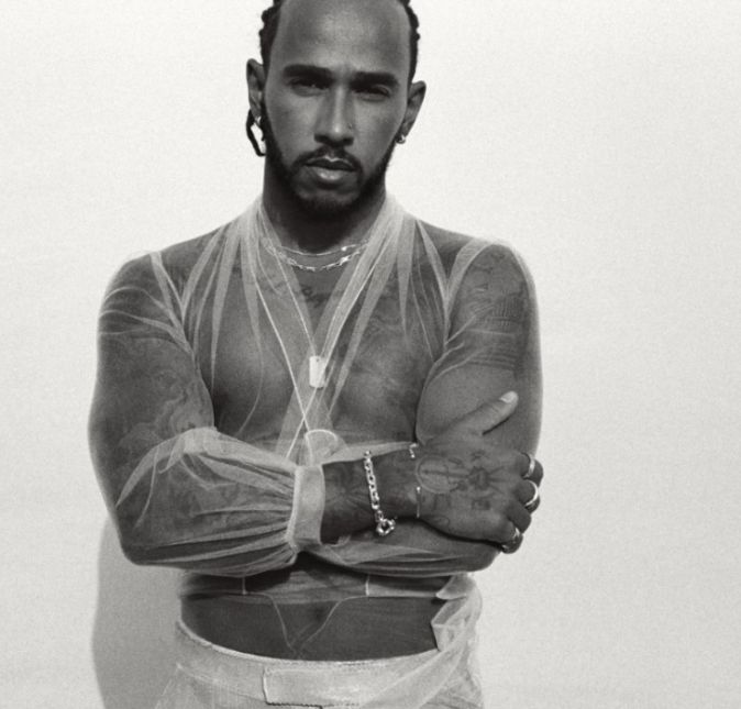 É ficar sem fôlego que vocês querem? Então toma o bonitão com uma camiseta toda transparente. É ficar sem fôlego que vocês querem? Então toma o bonitão com uma camiseta toda transparente.