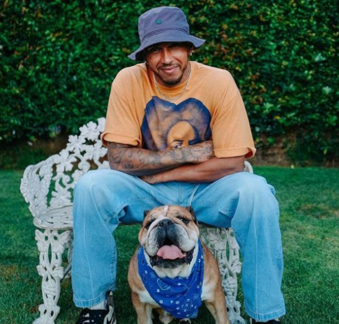 O bonitão é conhecido por seus sete títulos de Fórmula 1, mas ele também arranca o fôlego das fãs nas redes sociais