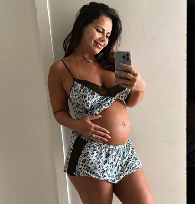 Viviane Araújo posa para ensaio e encanta mostrando a barriga de grávida. Veja!