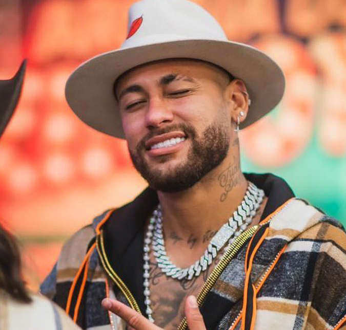 Neymar Jr. teria trocado mensagens com estrangeira e até marcado encontro em Paris