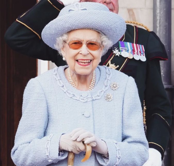 Rainha Elizabeth II faz uma única proibição aos bisnetos, saiba qual é A monarca gosta de manter algumas formalidades durante os jantares no palácio