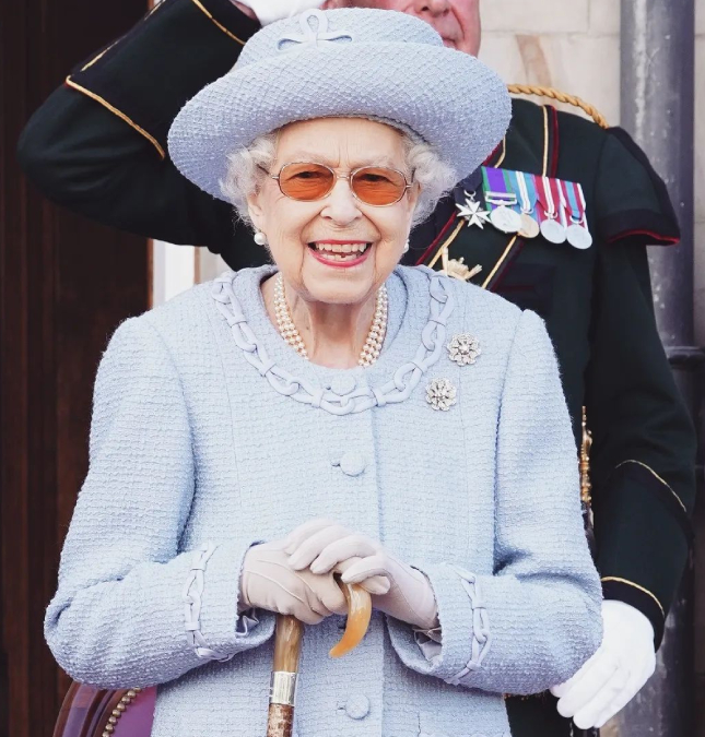 Rainha Elizabeth II faz uma única proibição aos bisnetos, saiba qual é