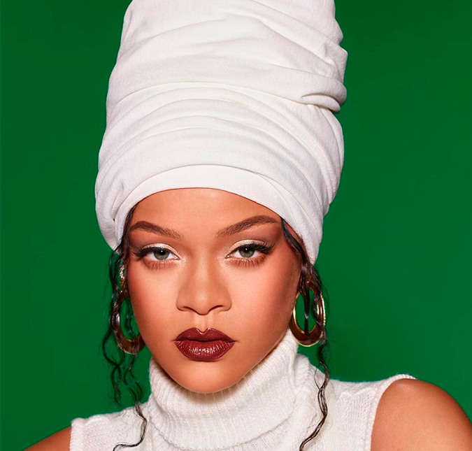 Dois meses após dar à luz, Rihanna visita galeria de arte em Londres