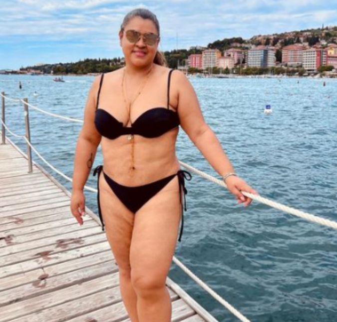 Exibindo o corpo ou não, a cantora prova que não é preciso seguir padrão de beleza para ter autoestima e ser um mulherão!