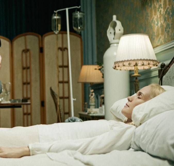 No dia 26 de julho de 1952, Eva Perón morreu aos 33 anos de idade. A causa da morte foi um câncer de colo de útero avançado e apesar da produção argentina seguir estes fatos históricos, ela é baseada em um livro de ficção de Tomás Eloy Martínez. No dia 26 de julho de 1952, Eva Perón morreu aos 33 anos de idade. A causa da morte foi um câncer de colo de útero avançado e apesar da produção argentina seguir estes fatos históricos, ela é baseada em um livro de ficção de Tomás Eloy Martínez.