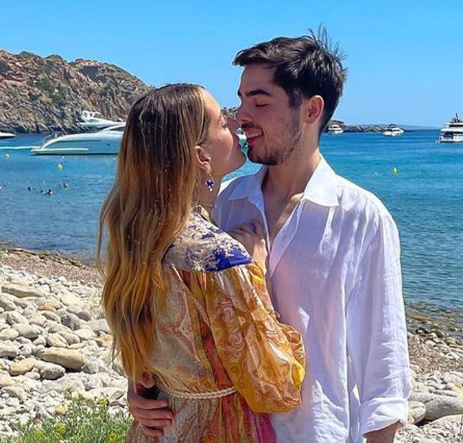 Filho de Faustão mostra aniversário de 34 anos de idade da namorada, Schynaider, em Ibiza João Silva e Schynaider compartilharam registros nas redes sociais