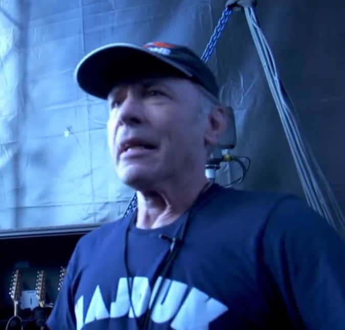 Assim como Roberto Carlos, vocalista do Iron Maiden faz reclamação no palco durante um show Bruce Dickinson teria se irritado após um fã acender um sinalizador na plateia do evento