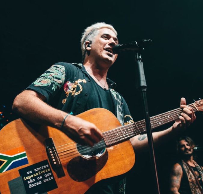 A atriz revelou anteriormente que teria ficado com o cantor no casamento dos apresentadores