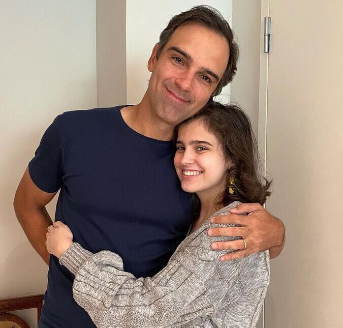Filha de Tadeu Schmidt recupera cliques antigos e faz homenagem no aniversário do apresentador