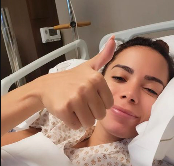 Anitta revela estar internada para realizar cirurgia e acalma fãs: <i>Estou bem e sendo cuidada</i>