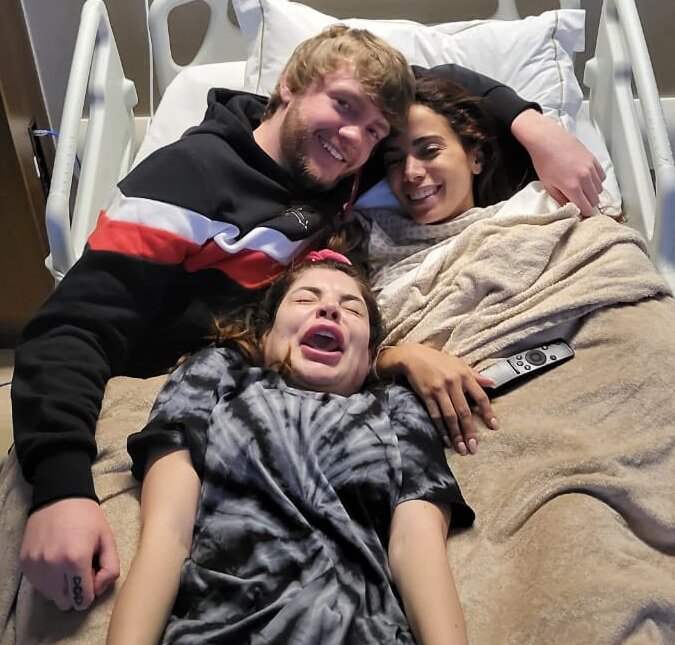 Anitta é hospitalizada e recebe visita do namorado, Murda Beatz, e Gkay