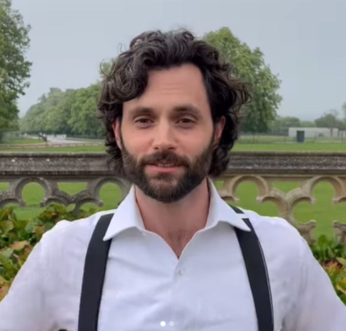 Penn Badgley revela que equipe de You pediu cenas de masturbação menos assustadoras O ator comentou sobre o ocorrido durante episódio de seu podcast