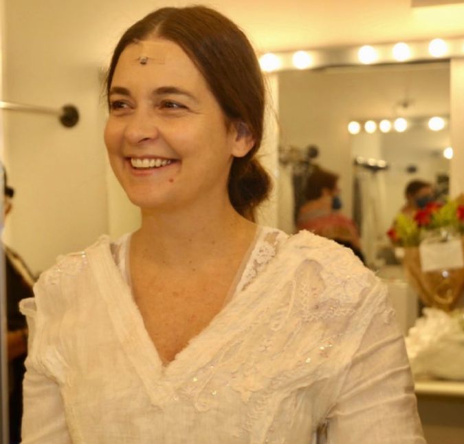 A atriz reviu uma cena de sua personagem, Heloísa, que enfrentou a ditadura na minissérie