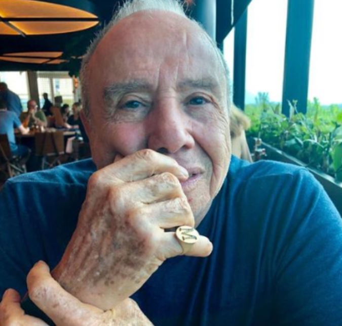 Repórter se posiciona nas redes e é chamado de oportunista por Stênio Garcia