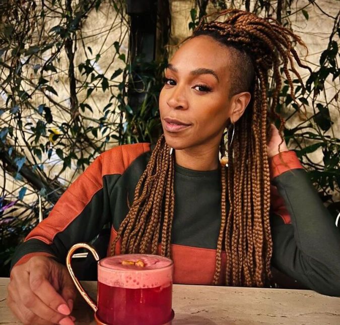 Karol Conká não larga a música por nada, mas ela também adora fazer alguns trabalhos como apresentadora. Atualmente, ela está no comando do programa Prazer Feminino, do GNT. Karol Conká não larga a música por nada, mas ela também adora fazer alguns trabalhos como apresentadora. Atualmente, ela está no comando do programa Prazer Feminino, do GNT.