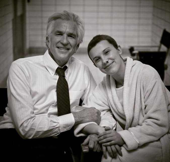 Ator de <i>Stranger Things</i> revela que falava <i>eu te amo</i> para Millie Bobby Brown antes de cenas pesadas