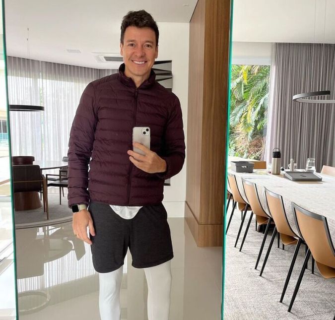 Rodrigo Faro também já soltou muito a voz por aí. Antes de ter seu programa fixo, o apresentador lançou várias músicas. Nos anos 90, ele fazia parte de uma boy band chamada Dominó. Rodrigo Faro também já soltou muito a voz por aí. Antes de ter seu programa fixo, o apresentador lançou várias músicas. Nos anos 90, ele fazia parte de uma boy band chamada Dominó.