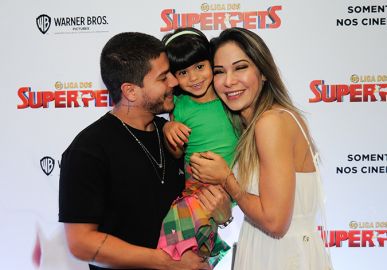 Arthur Aguiar e Maíra Cardi levam a filha Sophia na pré-estreia de <i>DC Liga dos Super Pets</i>, veja!