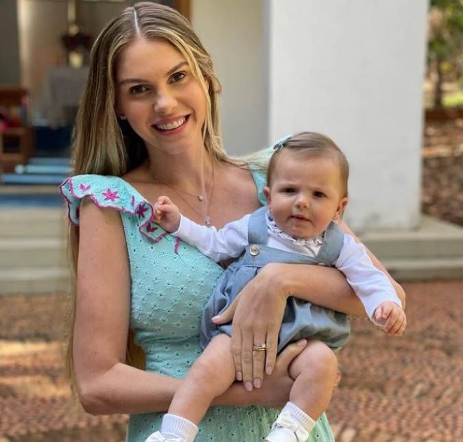 Bárbara Evans rebate críticas sobre maternidade: Eu faço questão de fazer tudo A mamãe de primeira viagem rebateu o comentário de uma jornalista