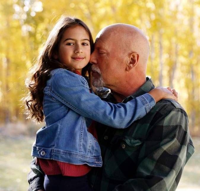 Após diagnóstico de afasia, Bruce Willis aparece dançando com filha; veja! A pequena é fruto do relacionamento do ator aposentado com Emma Heming Willis