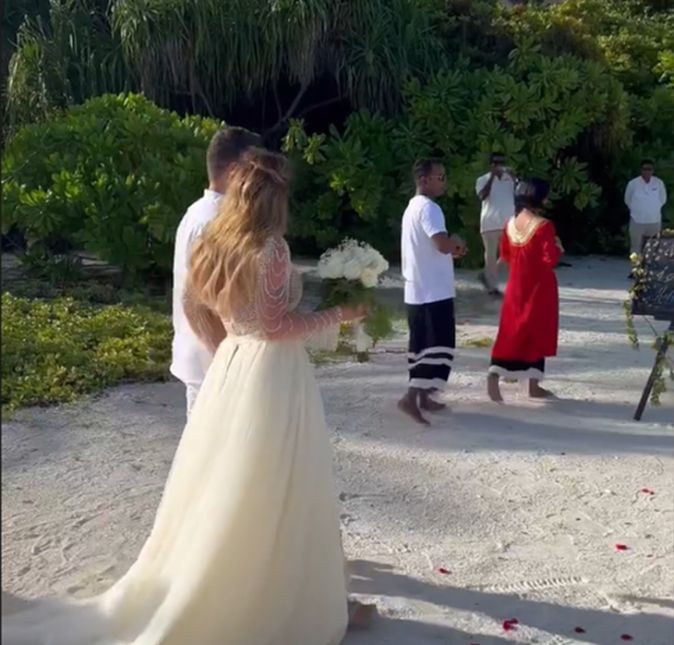 Viviane usou um lindo vestido cheio de rendas e bordados, que ainda contava com uma saia presa por cima. Viviane usou um lindo vestido cheio de rendas e bordados, que ainda contava com uma saia presa por cima.