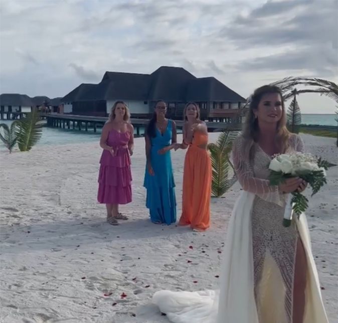 A hora de jogar o buquê foi engraçada. Assim que Viviane o arremessou, as três mulheres que esperavam para pegá-lo, incluindo Viih Tube, saíram correndo! Pelo jeito ninguém tem interesse em ser a próxima noiva por enquanto! A hora de jogar o buquê foi engraçada. Assim que Viviane o arremessou, as três mulheres que esperavam para pegá-lo, incluindo Viih Tube, saíram correndo! Pelo jeito ninguém tem interesse em ser a próxima noiva por enquanto!