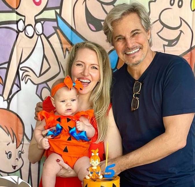 Edson Celulari comemora os cinco meses de vida da filha Chiara O ator publicou uma série de fotos da comemoração