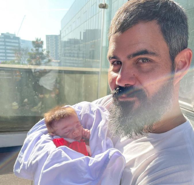 Com bolo e bexigas, Juliano Cazarré e Letícia celebram primeiro mês de Maria Guilhermina no hospital A bebê foi diagnosticada com uma cardiopatia rara