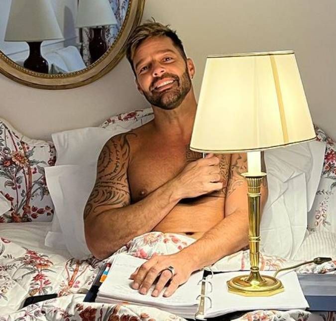 Ricky Martin volta aos palcos após acusação de assédio sexual de sobrinho; veja! O cantor venceu o caso e compartilhou nas redes