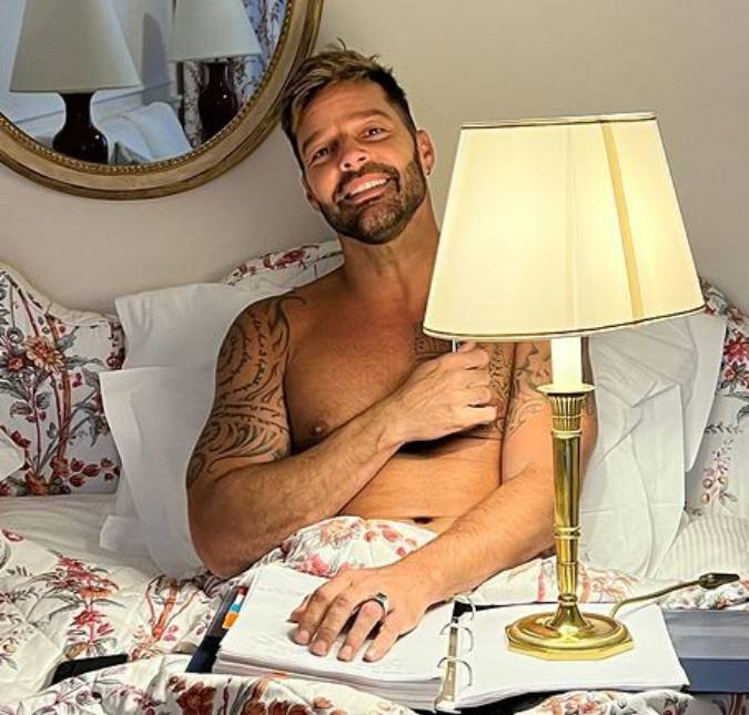 Ricky Martin volta aos palcos após acusação de assédio sexual de sobrinho; veja!