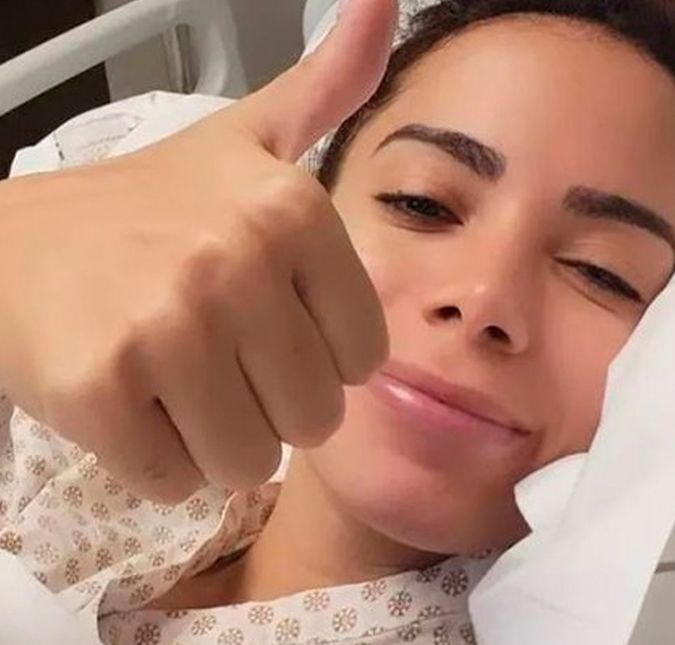 Anitta recebe alta após ser internada para tratar endometriose, diz jornal A cantora seguirá sendo monitorada pela equipe do hospital
