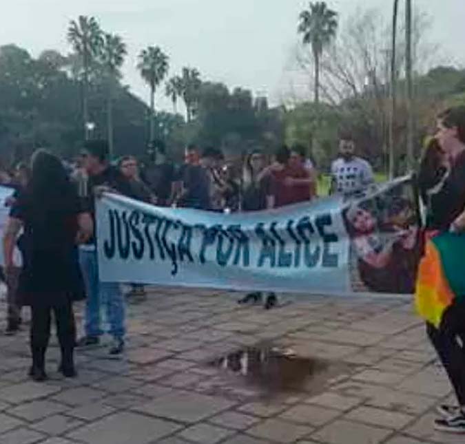 Familiares e amigos de fã que morreu em <i>show</i> de Luísa Sonza fazem protesto em Porto Alegre