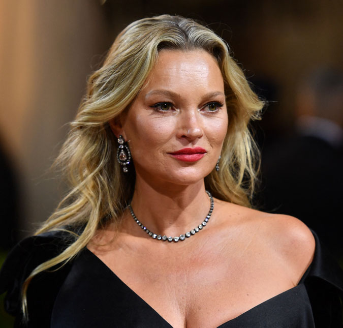 Kate Moss relembra desconforto ao fazer ensaio de <i>topless</i> com o ator Mark Wahlberg: <i>Tudo girava em torno dele</i>