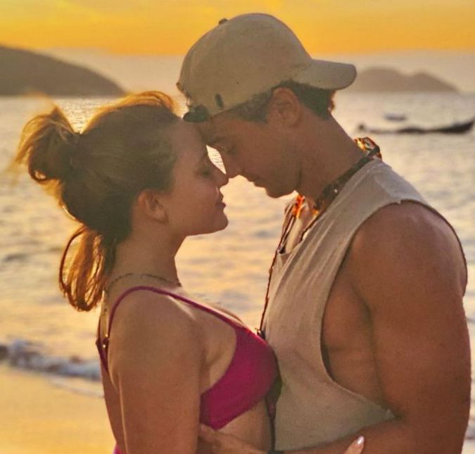 Larissa Manoela posta fotos românticas ao lado de André Luiz Frambach O registro do casal foi feito durante um passeio em Búzios, no Rio de Janeiro