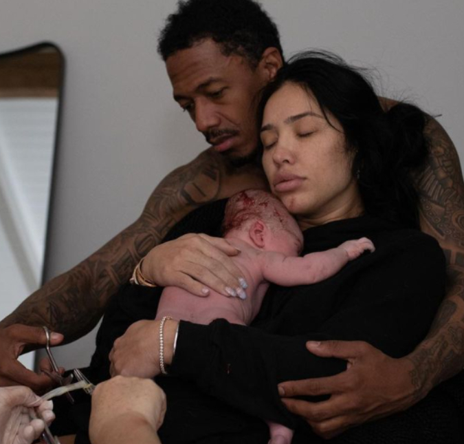 Nick Cannon se torna pai pela oitava vez e posa ao lado de sua amada