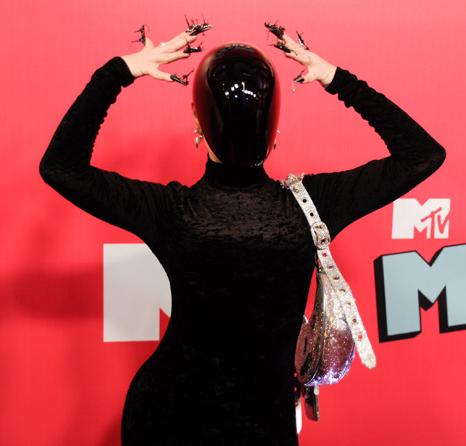 GKay aposta em <i>look</i> à la Kim Kardashian e dispara: - <i>Estou aí para quebrar as caixas e as barreiras</i>