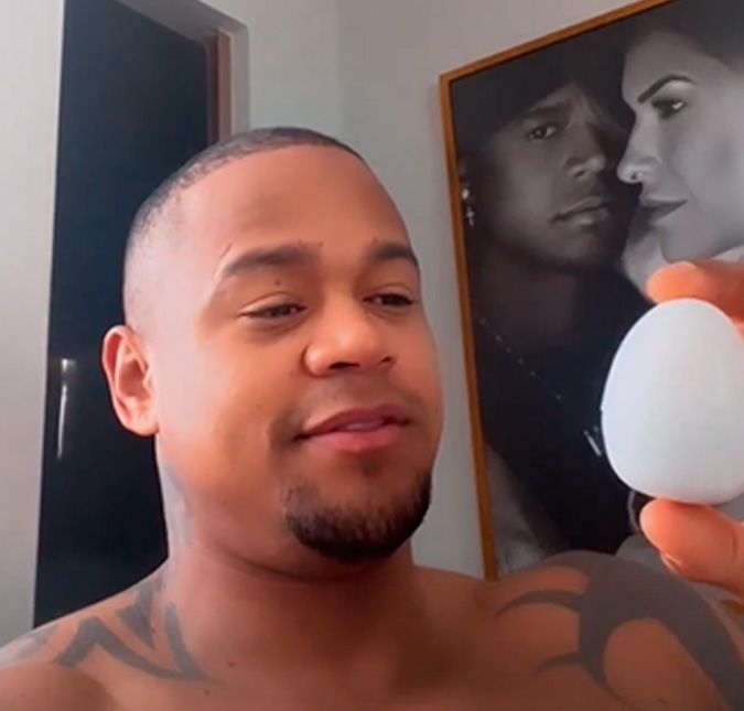 Léo Santana ganha brinquedo erótico de fã e confunde com brinquedo para filha O ator compartilhou essa situação engraçada nos Stories