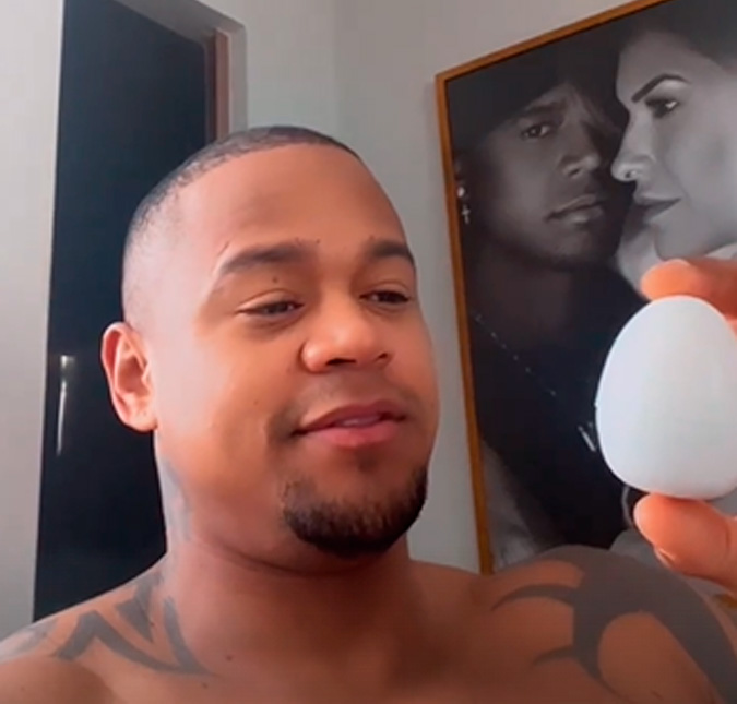 Léo Santana ganha brinquedo erótico de fã e confunde com brinquedo para filha