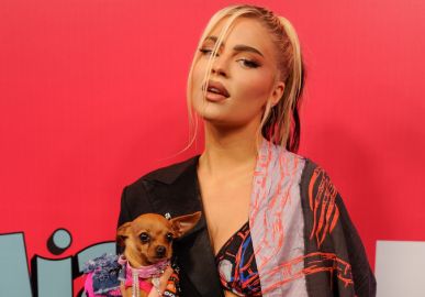 Luísa Sonza posa no <i>Pink Carpet</i> do <i>MTV MIAW</i> com Gisele Pinscher no colo