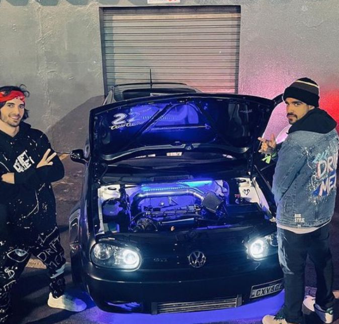 Caio Castro não poupa sua fortuna quando se trata de um belo automóvel. O ator é apaixonado por veículos motorizados e faz questão de ter alguns de seus preferidos na garagem. Além de colecionar alguns de seus carros favoritos, Caio não perde a oportunidade de andar com carros potentes. Recentemente, o ator participou de uma noite de drift com Fiuk. Ele também correu com carros de alta velocidade. A seguir, confira os modelos de carro que Caio Castro tem! Caio Castro não poupa sua fortuna quando se trata de um belo automóvel. O ator é apaixonado por veículos motorizados e faz questão de ter alguns de seus preferidos na garagem. Além de colecionar alguns de seus carros favoritos, Caio não perde a oportunidade de andar com carros potentes. Recentemente, o ator participou de uma noite de drift com Fiuk. Ele também correu com carros de alta velocidade. A seguir, confira os modelos de carro que Caio Castro tem!