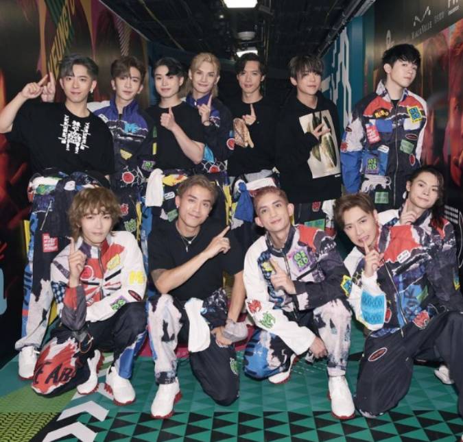 Telão cai em cima de membros da <I>boyband MIRROR</i> durante <i>show</I> em Hong Kong
