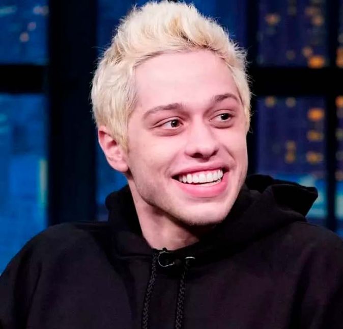 Peter Davidson pode até ser o novo namorado de Kim Kardashian, mas a ex-noiva do humorista, Ariana Grande, já deu muito o que falar ao revelar o informações sobre o pênis do boy. Em 2018, uma fã questionou a cantora sobre o tamanho de Pete, se referindo à duração da música que leva o nome do artista. E Ariana disparou: Tipo 25 centímetros? Oh, caramba. Quero dizer, tem um pouco mais de um minuto. Que bapho! Peter Davidson pode até ser o novo namorado de Kim Kardashian, mas a ex-noiva do humorista, Ariana Grande, já deu muito o que falar ao revelar o informações sobre o pênis do boy. Em 2018, uma fã questionou a cantora sobre o tamanho de Pete, se referindo à duração da música que leva o nome do artista. E Ariana disparou: Tipo 25 centímetros? Oh, caramba. Quero dizer, tem um pouco mais de um minuto. Que bapho!