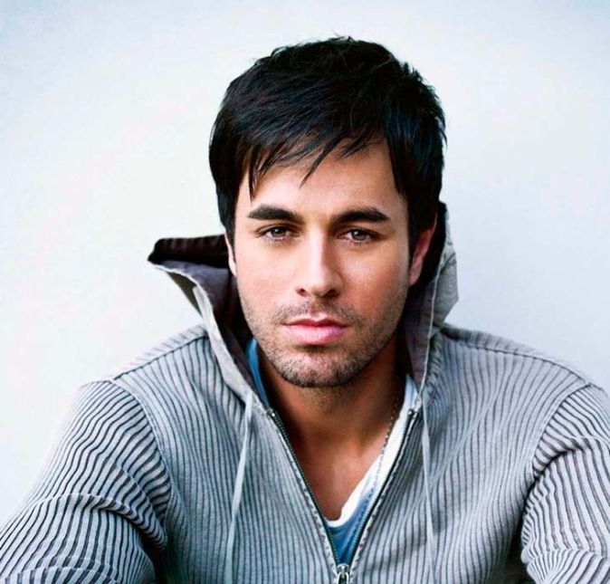 Se a maioria dos artistas adoram tirar onda por serem bem dotados, Enrique Inglesias foi sincerão! Em 2011, o cantor estava conversando com o público durante o show e questionou: O que a boa aparência espanhola tem a ver com o tamanho do pênis? Em seguida, completou: Talvez eu tenha a aparência espanhola, mas tenho o menor pênis do mundo. Estou falando sério. Se a maioria dos artistas adoram tirar onda por serem bem dotados, Enrique Inglesias foi sincerão! Em 2011, o cantor estava conversando com o público durante o show e questionou: O que a boa aparência espanhola tem a ver com o tamanho do pênis? Em seguida, completou: Talvez eu tenha a aparência espanhola, mas tenho o menor pênis do mundo. Estou falando sério.
