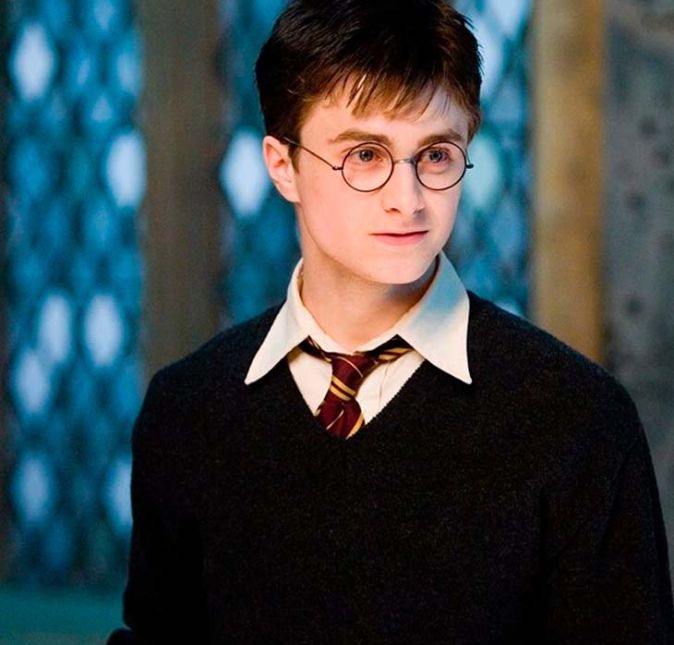 A varinha de Harry Potter também deu uma baita repercussão na web. Quando ainda gravava a saga do bruxinho, Daniel Radcliffe estrelou a peça de teatro Equus, em que apareceu peladão para a plateia. Eu ficava no palco e corria nu por dez minutos numa cena sobre fracasso sexual. Eu estava com 17 anos de idade, período em que você é mais autoconsciente. E eu estava muito consciente de que uma determinada parte do público estava indo só pra olhar o meu pau todas as noites. Isso era louco. E detalhe: até hoje as fotos do ator pelado circulam pela internet. A varinha de Harry Potter também deu uma baita repercussão na web. Quando ainda gravava a saga do bruxinho, Daniel Radcliffe estrelou a peça de teatro Equus, em que apareceu peladão para a plateia. Eu ficava no palco e corria nu por dez minutos numa cena sobre fracasso sexual. Eu estava com 17 anos de idade, período em que você é mais autoconsciente. E eu estava muito consciente de que uma determinada parte do público estava indo só pra olhar o meu pau todas as noites. Isso era louco. E detalhe: até hoje as fotos do ator pelado circulam pela internet.