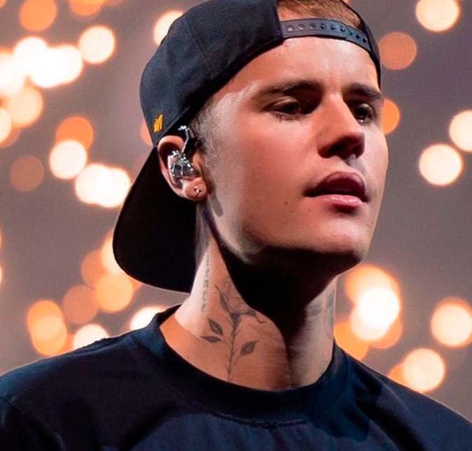 Na época em que foi fotografado completamente nu por paparazzi, durante as férias na ilha de Bora Bora, em 2015, Justin Bieber conversou com a Access Hollywood e disparou que foi vítima de encolhimento. Isso porque os cliques mostravam o cantor saindo da água e, segundo ele, a temperatura local fez com que o órgão sexual aparentasse menor do que realmente é. Eu vi [as fotos] pela primeira vez com a tarja preta e fiquei pensando: Oh meu Deus. Acabei de sair da água. A história do encolhimento é real. Não, não. Ele [o pênis] é tão grande quanto consegue ser. Tempos depois, em 2020, o canadense voltou a ser o assunto mais comentado da web por conta da mala, mas, desta vez, rolou a reviravolta. Enquanto se apresentava no palco, o volume na bermuda do astro chamou a atenção e ele recebeu o apelido de Bieberconda. Uepa!
