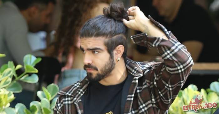Após polêmica, Caio Castro paga conta de namorada e amigos