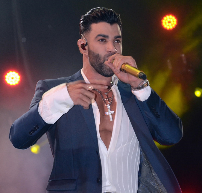 Que susto! Gusttavo Lima tem colar furtado por fã durante <i>show</i>, veja o vídeo